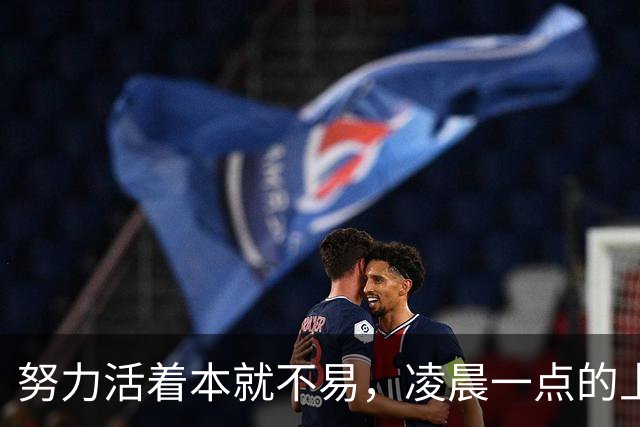 努力活着本就不易，凌晨一点的上海路边摊，遇到拾荒大爷空桌前吃剩饭，小伙果断买了一份加料炒面请他吃顿饭